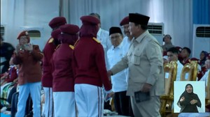 Prabowo Resmikan 166 Sekolah Rakyat, Dapat Novel Karya Siswa