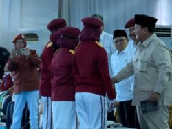 Prabowo Resmikan 166 Sekolah Rakyat, Dapat Novel Karya Siswa
