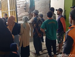 Petani Brebes Sambat Panjangnya Antrean Pupuk Subsidi, Ini Biangnya