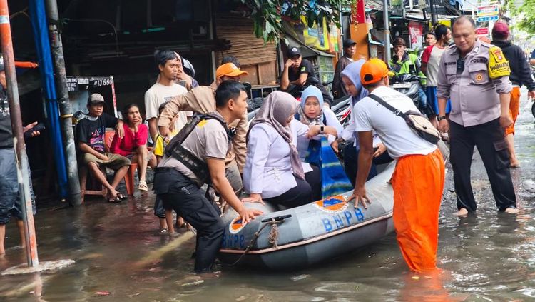 Sinergi Polisi-PPSU Evakuasi Cepat Guru Korban Kecelakaan di Tengah Banjir Jakarta Utara