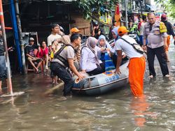 Respons Cepat Polisi-PPSU Evakuasi Bu Guru Kecelakaan Saat Banjir di Jakut