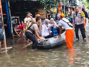 Respons Cepat Polisi-PPSU Evakuasi Bu Guru Kecelakaan Saat Banjir di Jakut