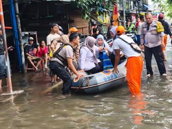 Respons Cepat Polisi-PPSU Evakuasi Bu Guru Kecelakaan Saat Banjir di Jakut