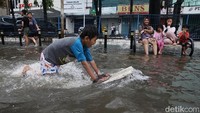 Potret Anak-anak Asyik Bermain di Tengah Banjir Mangga Dua