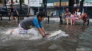 Potret Anak-anak Asyik Bermain di Tengah Banjir Mangga Dua
