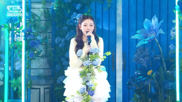 Potret Yihyun Baby DONT Cry/ Foto: youtube.com/sbskpop Yihyun menyanyikan lagu 'Blueming' milik IU untuk mengawali penampilan perdananya menjadi MC tetap di acara musik Inkigayo.