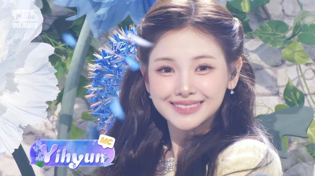 Potret Yihyun Baby DONT Cry/ Foto: youtube.com/sbskpop Yihyun melanjutkan citra tetap dari MC Inkigayo yang selalu memiliki aura segar dengan energi manis. Hari pertamanya menjadi MC tetap sukses mendapatkan respon positif.