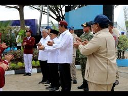 Momen Prabowo Nyanyi Selamat Ulang Tahun untuk Siswi Sekolah Rakyat
