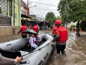 Jakarta Banjir, Brimob Polda Metro Antar Murid SD Pakai Perahu Karet