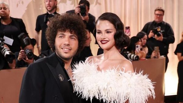 Pesona Selena Gomez di Golden Globes: Pakai Gaun Chanel yang Dibuat 320 Jam