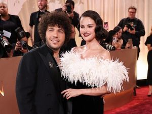 Pesona Selena Gomez di Golden Globes: Pakai Gaun Chanel yang Dibuat 320 Jam
