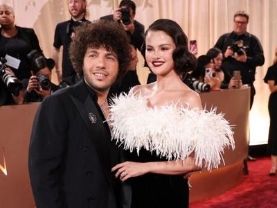 Pesona Selena Gomez di Golden Globes: Pakai Gaun Chanel yang Dibuat 320 Jam