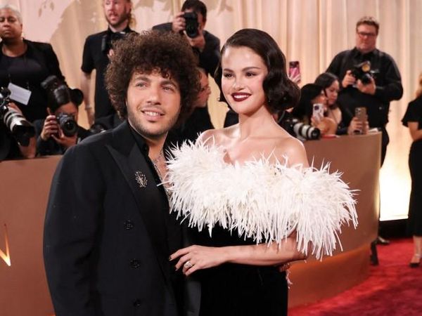 Pesona Selena Gomez di Golden Globes: Pakai Gaun Chanel yang Dibuat 320 Jam