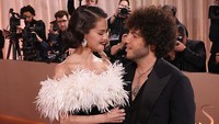 Selena Gomez Cium Kaki Benny Blanco Setelah Suaminya Disebut Jorok