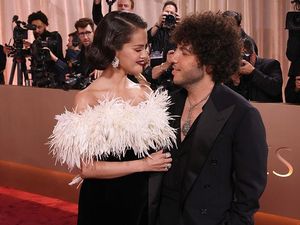 Selena Gomez Cium Kaki Benny Blanco Setelah Suaminya Disebut Jorok