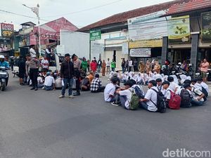 Seratusan Siswa di Garut Tak Bisa Belajar gegara Sekolah Digembok