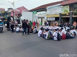 Seratusan Siswa di Garut Tak Bisa Belajar gegara Sekolah Digembok