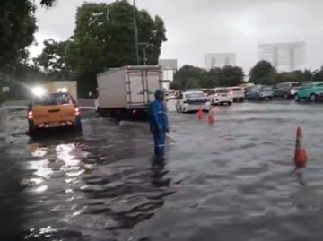Berita dari Detik Finance: Tol Sedyatmo Banjir, yang Mau Terbang ke Soetta Diminta Cari Jalan Lain