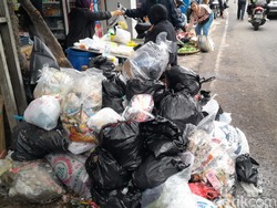Tumpukan Sampah di Pasar Tubagus Ismail Bikin Pedagang Resah