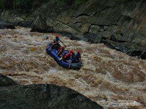 Bertaruh Nyali di Jeram Fitri Sungai Sadan Toraja