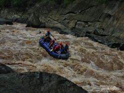 Bertaruh Nyali di Jeram Fitri Sungai Sadan Toraja