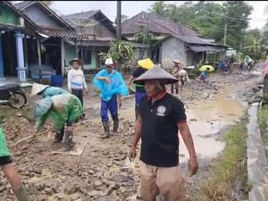 Warga di Pandeglang Perbaiki Sendiri Jalan yang Rusak Puluhan Tahun