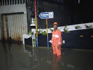 Update Banjir Jakarta Malam Ini: 59 RT dan 30 Ruas Jalan Masih Terendam
