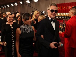 Penampilan Langka Chris Pine Bawa Pacar di Golden Globes, Lebih Muda 15 Tahun