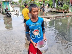 Anak-anak di Pegangsaan Dua Jakut Cari Ikan Saat Banjir: Buat Digoreng
