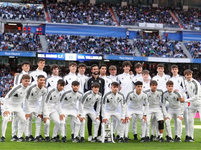 MADRID, SPAIN - APRIL 02: Alvaro Arbeloa, Manager of Real Madrid U19's poses for a photo with his players and the Copa del Rey Juvenil de Futbol trophy on the pitch prior to the LaLiga Santander match between Real Madrid CF and Real Valladolid CF at Estadio Santiago Bernabeu on April 02, 2023 in Madrid, Spain. (Photo by Gonzalo Arroyo Moreno/Getty Images)