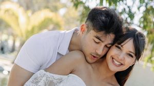 Foto Maternity Aurelie Moeremans & Suami, Bumil Cantik Pakai Dress Menerawang