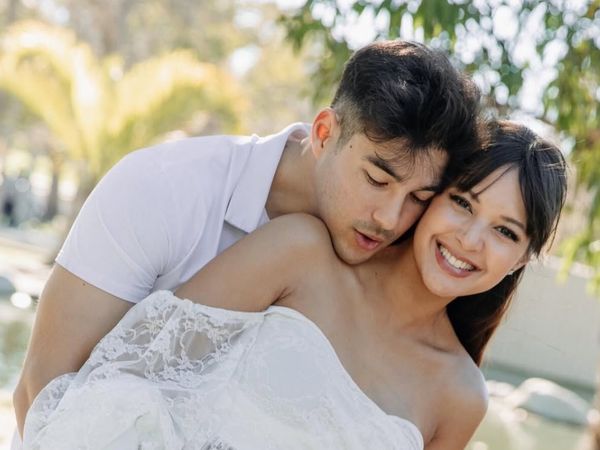 Foto Maternity Aurelie Moeremans & Suami, Bumil Cantik Pakai Dress Menerawang