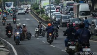 Pengendara Motor Nekat Lawan Arus Saat Jam Pulang Kerja