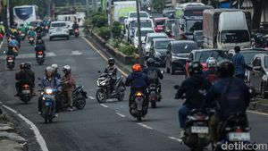 Pengendara Motor Nekat Lawan Arus Saat Jam Pulang Kerja