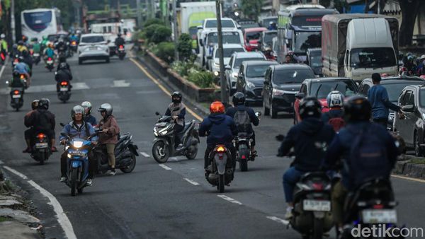 Pengendara Motor Nekat Lawan Arus Saat Jam Pulang Kerja