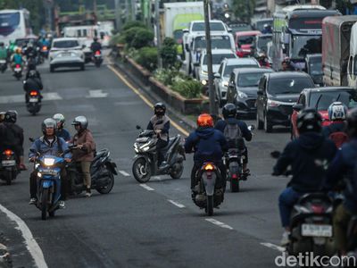 Pengendara Motor Nekat Lawan Arus Saat Jam Pulang Kerja