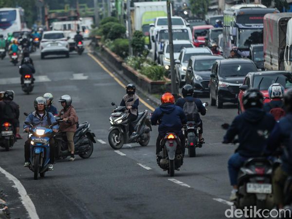 Pengendara Motor Nekat Lawan Arus Saat Jam Pulang Kerja