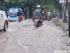 Video Banjir di Ruas Jalan Depan Jakarta Islamic Center