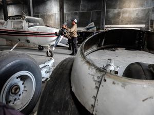 Tak Lagi Mengudara, Kini Bangkai Pesawat Hidupkan Peluang Usaha