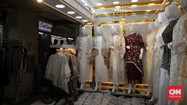 Calon pembeli memilih baju di Pasar Tanah Abang, Jakarta Pusat, Selasa (13/1/2026). (CNN Indonesia/Adi Ibrahim)