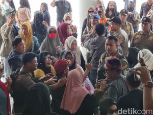 Panas! Massa Tolak Relokasi RPH Pegirian Paksa Masuk Balai Kota Surabaya