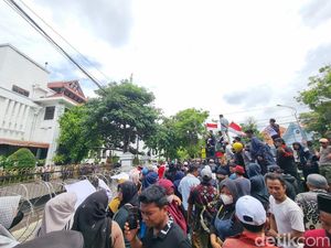 Massa Tolak Relokasi RPH Pegirian Kembali Geruduk Balai Kota Surabaya