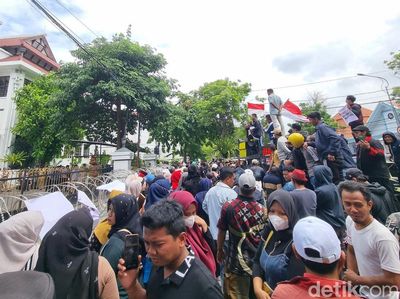 Demo Tolak Relokasi RPH Pegirian di Balai Kota Surabaya