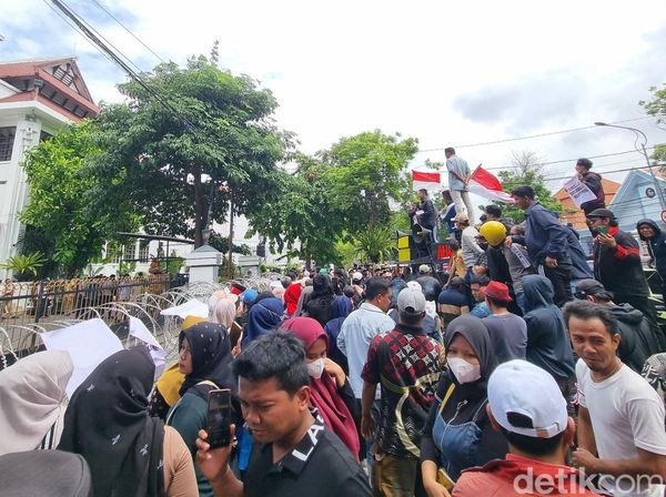 Demo Tolak Relokasi RPH Pegirian di Balai Kota Surabaya