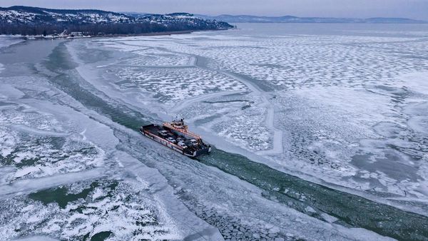 Es Menyelimuti Danau Balaton di Puncak Musim Dingin Eropa Tengah