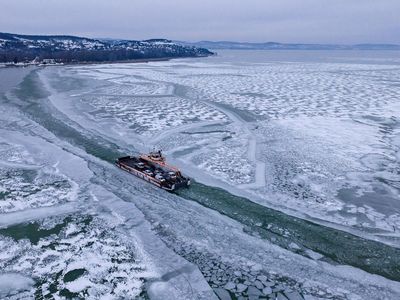 Es Menyelimuti Danau Balaton di Puncak Musim Dingin Eropa Tengah