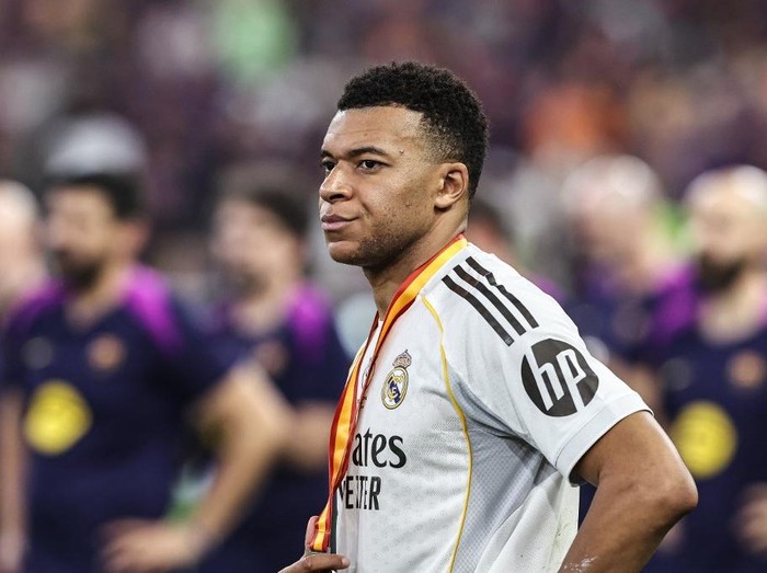 Real Madrid's French forward #10 Kylian Mbappe reacts after losing the Spanish Super Cup final football match between FC Barcelona and Real Madrid at the King Abdullah Stadiumin Jeddah on January 11, 2026. (Photo by Fadel SENNA / AFP)
