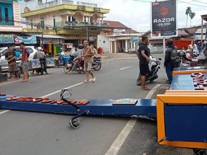 Baru Sebulan Dibangun, Gapura di Lubuklinggau Roboh Tersenggol Truk