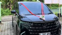 Viral Menikah Sederhana di KUA, Suami Beri Hadiah Mobil Vellfire Untuk Istri