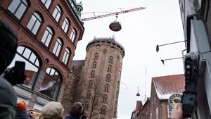 Ikon Sejarah Kopenhagen Direstorasi, Kubah Menara Bundar Diangkat dari Puncak